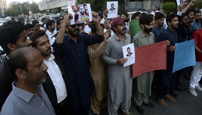 Protesters demonstrate against the killing of journalist Nasrullah Gadani at Karachi press club on May 24, 2024. — PPI