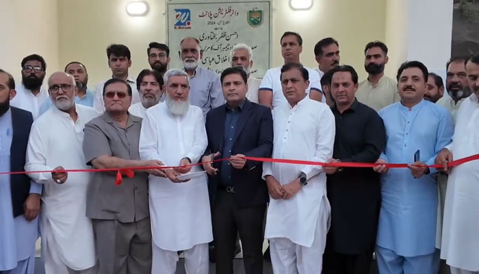 Islamabad Chamber of Commerce and Industry (ICCI) President Ahsan Zafar Bakhtawari cuts the ribbon to inaugurate a water filtration plant in G-10 Markaz on May 26, 2024. — Facebook/Ahsan Bakhtawari