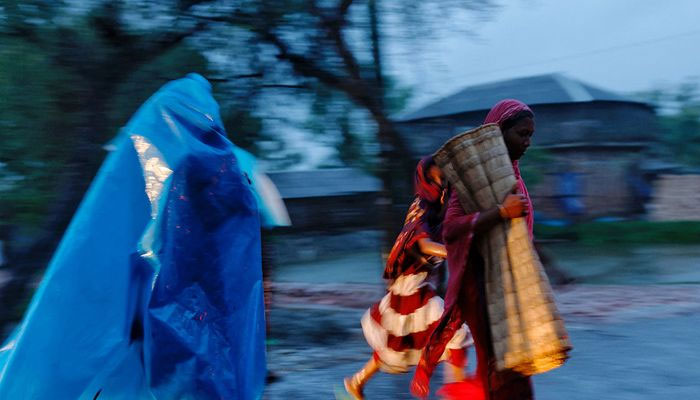 People move with their belongings to the cyclone shelter before Cyclone Remal hits the country in the Shyamnagar area of Satkhira, Bangladesh.— Reuters/file