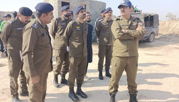 Police personnel brief senior officials on security situation at an undisclosed situation. — Facebook/Police Department Rahim Yar khan/File