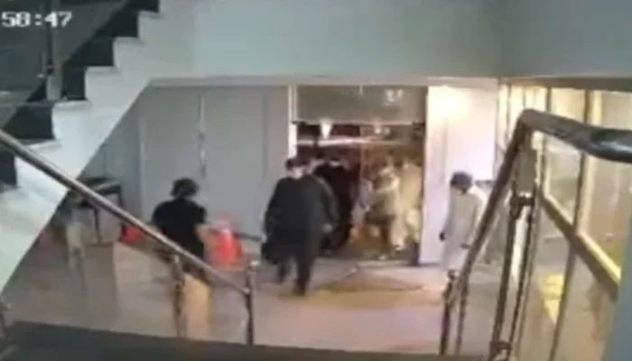 CCTV footage shows NAB team raiding popular housing society Bahria Towns office in Rawalpindi. — Screengrab/Geo News