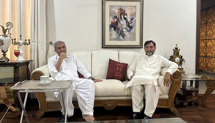 Interior Minister Mohsin Naqvi (left) is seated with DG Customs Pakistan Chaudhary Faiz Ahmad Chadhar at his home in Lahore . — Geo News/File