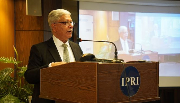 Adviser to the National Command Authority (NCA) and former director general of the Strategic Plans Division (SPD)  Lt General (retd) Khalid Kidwai delivers a lecture at an event organised by IPRI. — APP/File