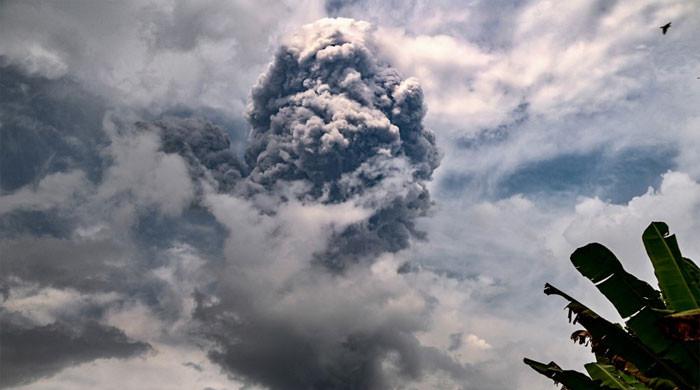 Gunung berapi di Indonesia meletus dan memuntahkan abu sejauh 7 km