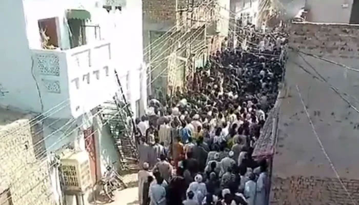 Violent mob gathers outside residence of man accused of committing blasphemy in Punjabs Sargodha district on May 25, 2024. — Screengrab via YouTube/Geo News