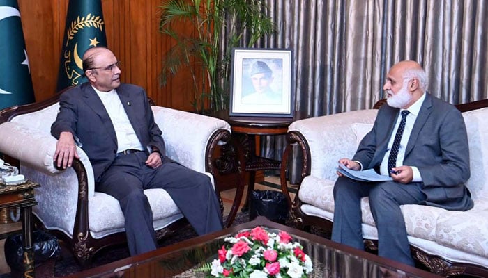 President, Asif Ali Zardari exchanges views with Prof. Dr Niaz Ahmad Akhtar, Vice Chancellor of Quaid-e-Azam University Islamabad during a meeting at Aiwan-e-Sadr in Islamabad on June 5, 2024. — PPI