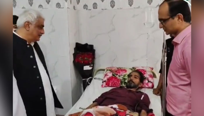 Health Minister Khawaja Salman Rafique inquires about Punjabi poet Tajumal Kaleem at Jinnah Hospital Lahore on June 6, 2024. — Screengrab via Facebook/Khawaja Salman Rafique