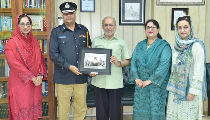 Vice-Chancellor PU, Prof Dr Khalid Mahmood (R) presents a souvenir to Inspector General of Prisons Farooq Nazeer during his visits to Punjab University on June 6, 2024. — PU Website