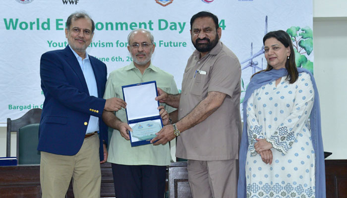 Secretary Environment Punjab Jahangir Anwar (L), CEES Principal Prof Dr Sajid Rashid Ahmad (R to L) presents a souvenir to (PU)VC Prof Dr Khalid Mahmood (L to C) during a seminar on June 6, 2024. — PU Website