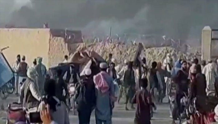 A screenshot from a video of the protestors clash with security forces in Chaman. — Geo News/file