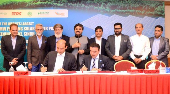 Sindh energy dept signs MoU for 500MW floating solar project at Keenjhar Lake