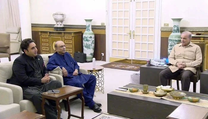 PPP Chairman Bilawal Bhutto (L) and President Asif Ali Zardari (c) while meeting with the Prime Minister Shehbaz Sharif. — APP/File