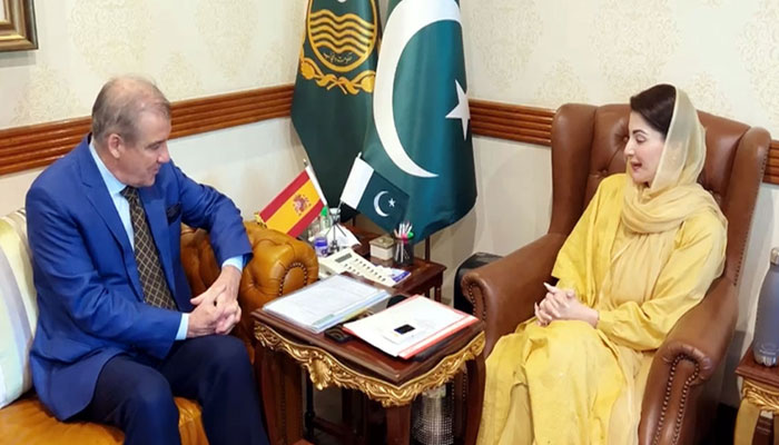 Punjab Chief Minister Maryam Nawaz (R) meets with the Ambassador of Spain to Pakistan Josè Antonio de Ory. — APP/File