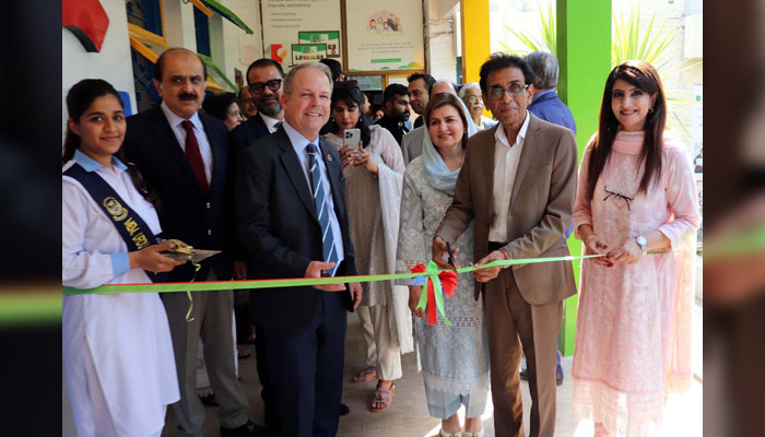 Minister for Federal Education and Professional Training, Dr. Khalid Maqbool Siddiqui inaugurates a Tech-Ed Centre of Excellence established in collaboration with Google at IMCG, F-6/2 in Islamabad on June 20, 2024. — PPI