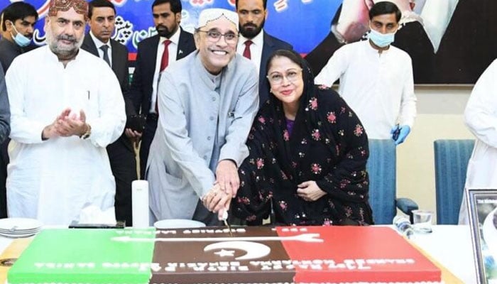 President Asif Ali Zardari cuts a cake to mark Benazir Bhuttos 71st birth anniversary on June 21, 2024. — APP File