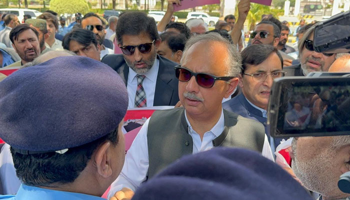 NA Opposition Leader Omar Ayub speaks to police personnel during a protest march of the PTI legislators from the Parliament House to the Election Commission of Pakistan (ECP) on June 22, 2024. — Facebook/Omar Ayub Khan