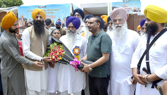 Provincial Minister for Minority Affairs Ramesh Singh Arora welcomes the Sikh pilgrims from India to participate in the Maharaja Ranjit Singh anniversary ceremony at Wagah Border on June 23, 2024. — APP