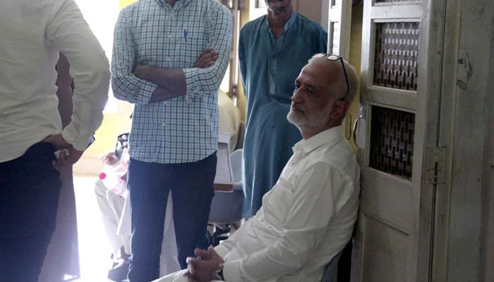 FIA officials escort arrested social worker Sarim Burney during the hearing of a case against him about human trafficking at the city court premises in Karachi on June 6, 2024. — PPI