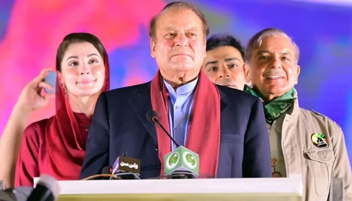 PML-N President Nawaz Sharif (centre) arrives on stage alongside Shehbaz Sharif (right) and Maryam Nawaz to address a rally at Minar-e-Pakistan in Lahore on Saturday, October 21, 2023. —X@PML-N