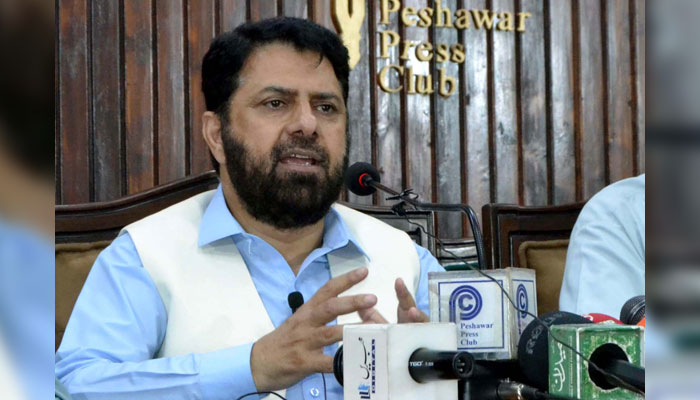 Jamat-e-Islami (JI) Khyber Pakhtunkhwa Deputy Chief and former provincial minister, Inayat Ullah Khan addresses media persons during a press conference held at Peshawar Press Club on June 27, 2024. — PPI