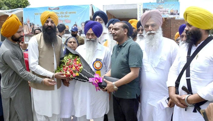 (File photo) Provincial Minister for Minority Affairs Ramesh Singh Arora welcomes the Sikh pilgrims from India to participate in the Maharaja Ranjit Singh anniversary ceremony at Wagah Border on June 23, 2024. — APP