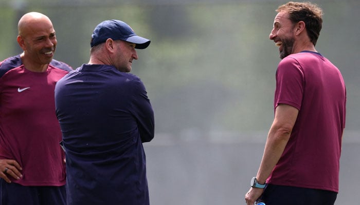 England´s head coach Gareth Southgate (R) supervises his team training session next to assistant coach Steve Holland at their base camp in Blankenhain, Thuringia on June 29, 2024, on the eve of their UEFA Euro 2024 Round of 16 football match against Slovakia. — AFP