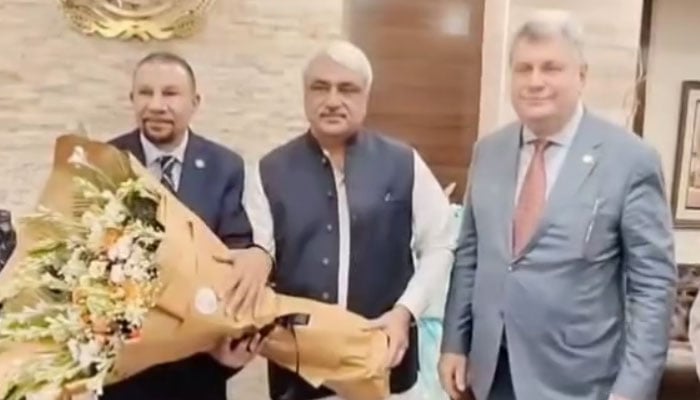 Punjab Health Minister Khawaja Salman Rafique (C) presents a flower bouquet to Deputy Speaker of the New York State Assembly of Pakistan Phil Ramos (L) on June 30, 2024. — Screengrab via Facebook/Khawaja Salman Rafique