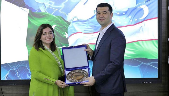 Focal Person to PMYP for Green Youth Movement & International Linkages, Syeda Amna Batool receiving a souvenir from Minister of the Youth Affairs of Uzbekistan, Alisher Sadullayev at OIC Youth Forum on July 2, 2024. — APP