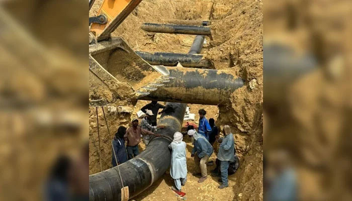 SSGC team working on gas pipeline project. — SSGC webiste/File