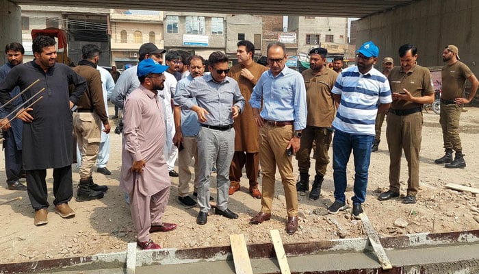 Commissioner Lahore Zaid bin Maqsood along with LDA DG Tahir Farooq visits the Controlled Access Corridor Bund Road project  and review the ongoing development works on July 3, 2024. — Facebook/Commissioner Lahore,Punjab.