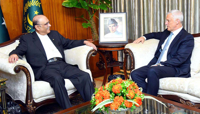 Group Chief Executive of the Standard Chartered Bank, Mr Bill Winters exchanges views with President Asif Ali Zardari, at Aiwan-e-Sadr on July 3, 2024. — APP