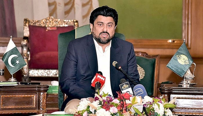 Governor of Sindh Kamran Khan Tessori addresses a press conference at Governor House. — APP/File