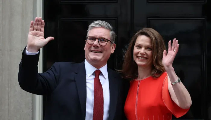 UK Prime Minister Keir Starmer and his wife Victoria pose on the steps of 10 Downing Street in London on July 5, 2024.— AFP