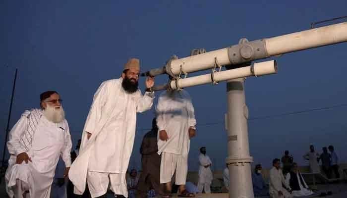 An undated image of Ruet-e-Halal Committee Chairman Maulana Abdul Khabir Azad sighting the moon. — APP/File