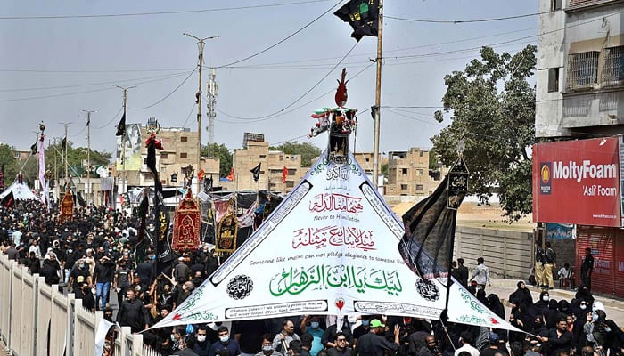 A large number of mourners attending the procession on 9th of Muharram-ul-Haram in Karachi, on August 18, 2021. — APP