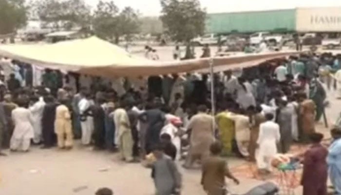 Numerous people gathered at National Highway to stage a sit-in against death of woman. — Screengrab/GeoNews