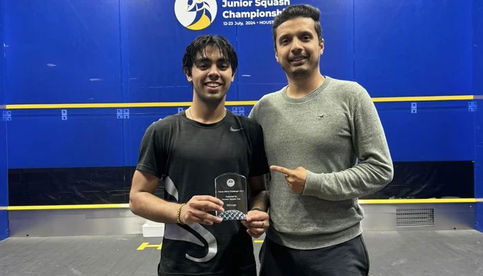 Pakistan’s Ashab Irfan (L) poses with the trophy after winning Kanso Men Open Presented By Houston Squash Club.— Instagram/jahanzeb.masood