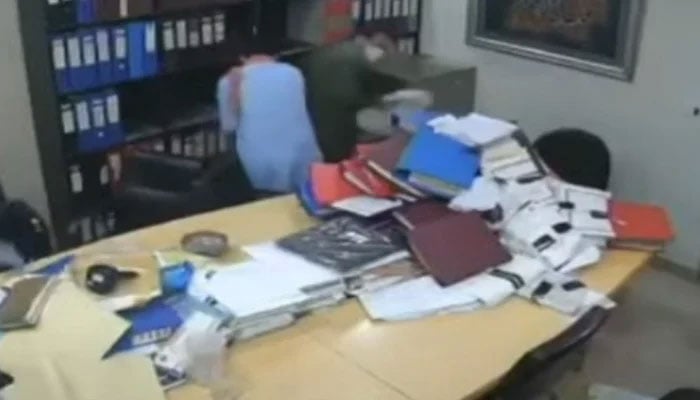 CCTV footage shows NAB team raiding popular housing society Bahria Towns office in Rawalpindi. — Screengrab/Geo News/File