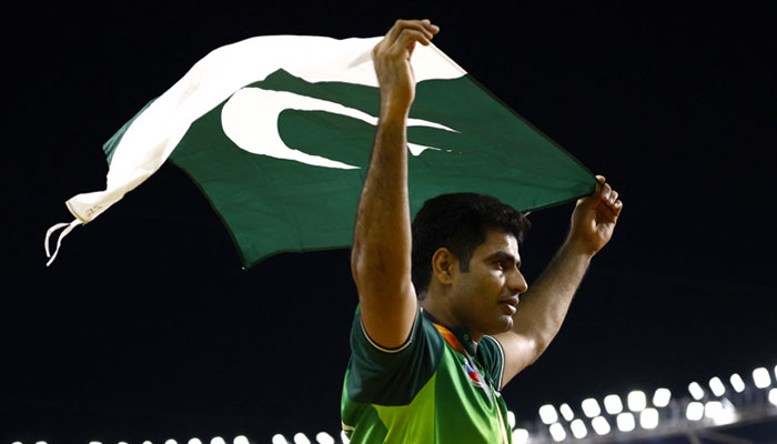 Pakistani athlete javelin thrower Arshad Nadeem seen waving the Pakistani flag. — Reuters/file