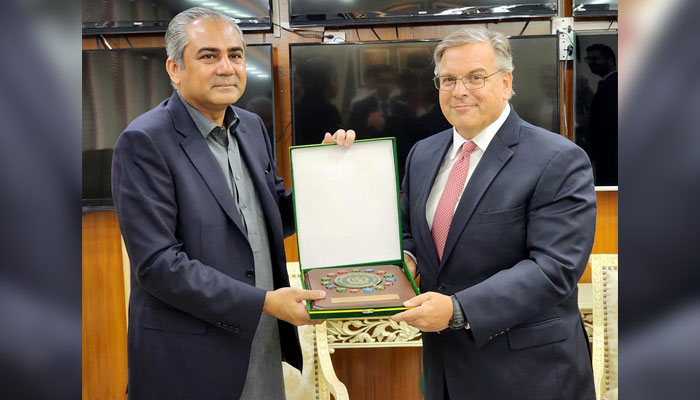 Federal Minister for Interior Mohsin Naqvi presents a souvenir to US Ambassador Donald Blome on July 13, 2024. — APP