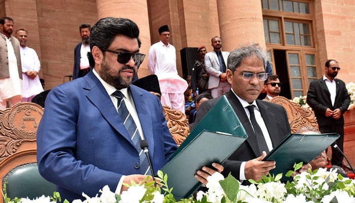 Sindh Governor Kamran Khan Tessori administers the oath of the office to Justice Mohammad Shafi Siddiqui as the Chief Justice (CJ) of the Sindh High Court in Karachi on July 13, 2024. — APP