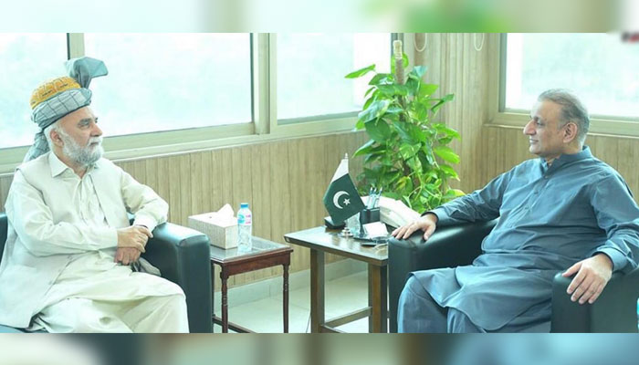 President IPP and Federal Minister for Privatisation, Board of Investment and Communications Abdul Aleem Khan exchange views with the senior leader of IPP from KPK Mr G G Jamal on July 14, 2024. — INP