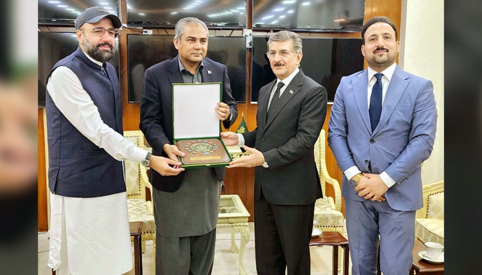 Federal Minister for Interior, Mohsin Naqvi (second left) and Federal Minister for Overseas Pakistanis Religious Affairs Chaudhry Salik Hussain (first left) present a souvenir to Ambassador of Iraq, Hamid (second right) during a meeting in Islamabad on  July 14, 2024. — PPI