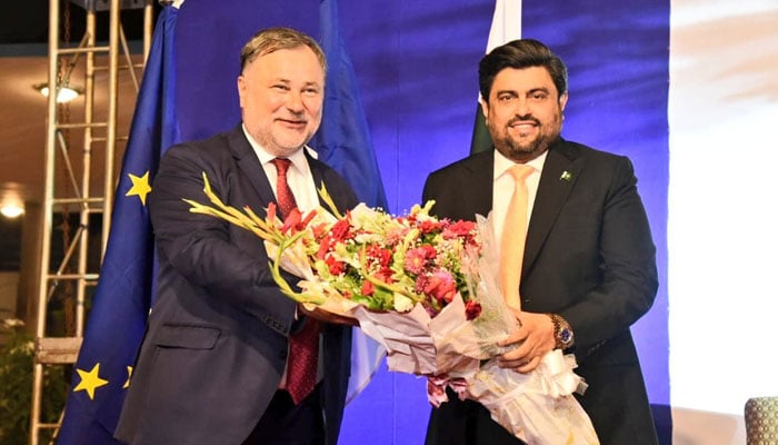 Sindh Governor Kamran Tessori presents flower bouquet to Consul General of France in Karachi Alexis Chahtahtinsky at a reception to mark the National Day of France on July 15, 2024. — X/@KamranTessoriPk