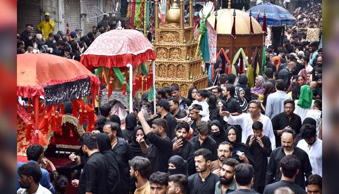 A large number of mourners attend the procession of 9th Muharram-ul-Haram on July 16, 2024. — APP