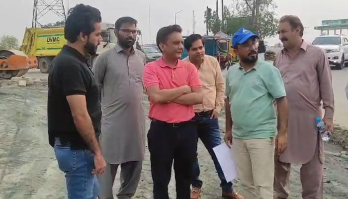 Lahore Development Authority (LDA) Director General Tahir Farooq (centre) is being briefed Controlled Access Corridor Closed Road project on July 16, 2024. — Screengrab via Facebook/Lahore Development Authority