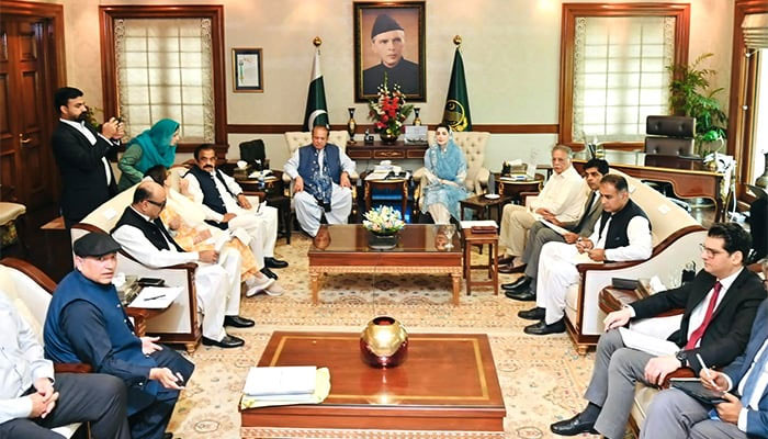 PML-N President Nawaz Sharif (centre-left) and Punjab CM Maryam Nawaz (centre-right) chair the session to review progress on CM Solar Panel Scheme in Lahore on July 20, 2024. — X/@pmln_org