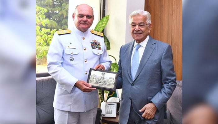 Federal Minister for Defence, Khawaja Muhammad Asif (right) presents a souvenir to Admiral Andre Luiz Silva Lima De Santana Mendes, Chief of Naval Staff of Brazilian Armed Forces on July 23, 2024. — APP