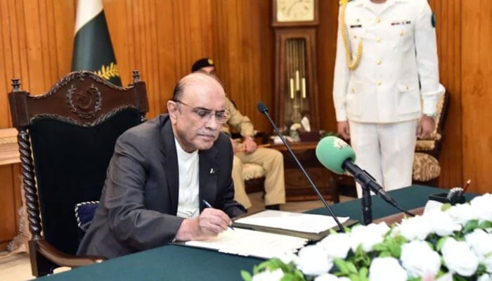 President Asif Ali Zardari signing the Christian Marriage (Amendment) Act 2024 into law in a special ceremony held at Aiwan-e-Sadr on July 23, 2024. — APP