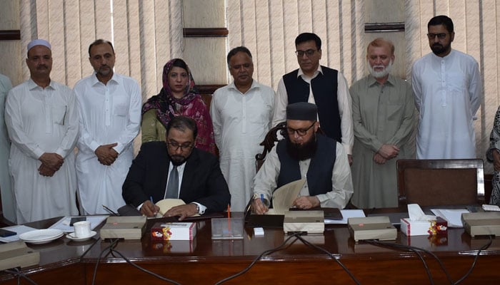 UET, Peshawar’s Department of Mechanical Engineering and Frontier Foundry Steel (FF Steel) (Pvt) Ltd officials sign an MOU during a signing ceremony on July 24, 2024. — Facebook/University of Engineering and Technology, Peshawar